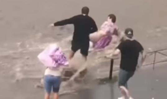 Плыла по встречке: видео